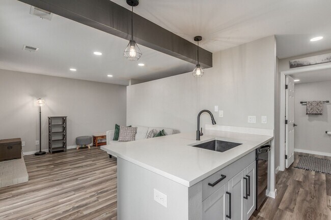 Building Photo - Charming 1 bedroom, 1 bath Condo