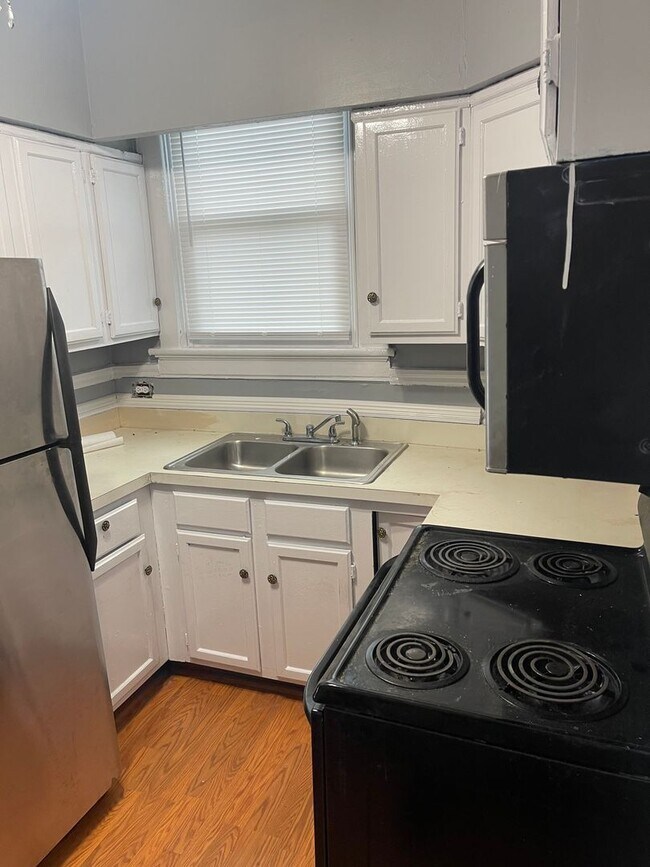 Building Photo - Large house on the North Side of town! Central HVAC, Laundry, Large yard, all appliances.