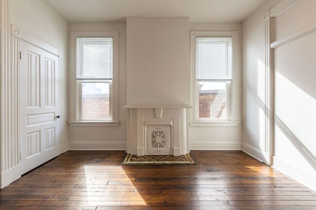 Building Photo - Charming One Bedroom