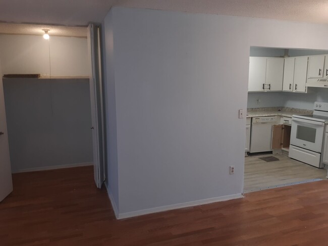 Building Photo - Cute Two Bedroom Two Full Bath Second Floo...