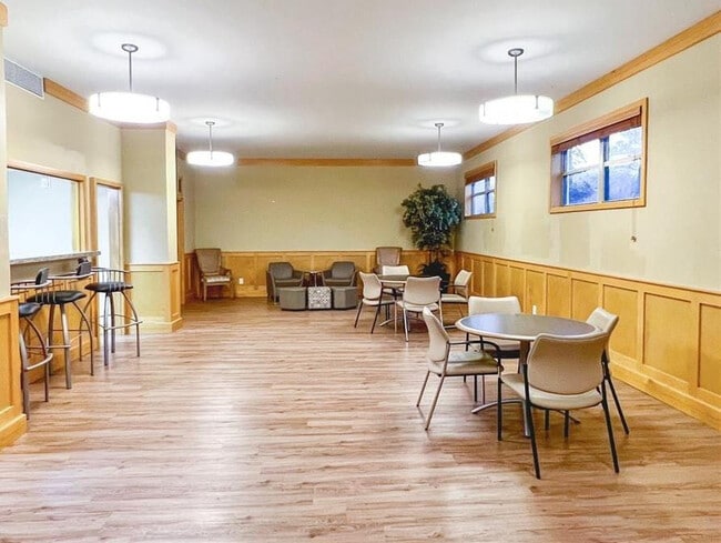 Building Photo - 800 NE 195th St