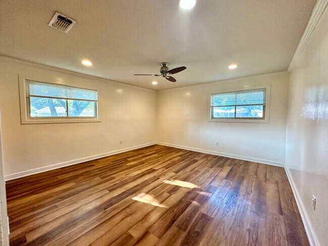 Building Photo - 5719 Fairview Dr