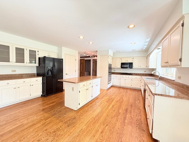 Building Photo - 2318 River Woods Dr