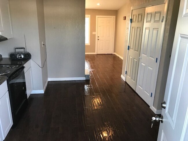 Building Photo - 859 Meadowlark Circle