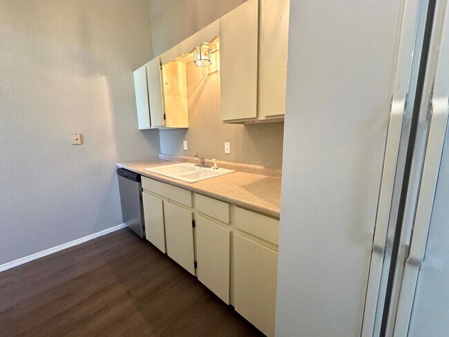 Building Photo - 39th Place Duplex