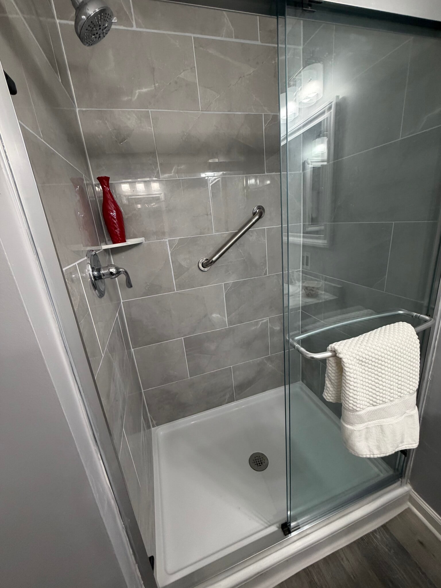 Main bathroom - 102 Stone Hurst Ct