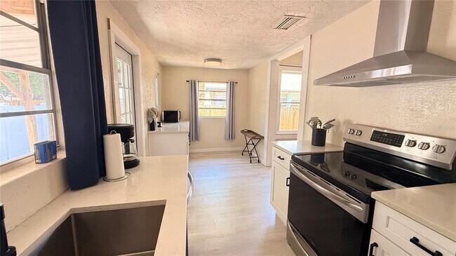 Building Photo - 905 Jones St