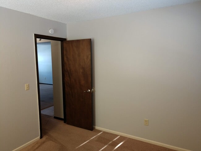 Building Photo - 2 Bedroom Duplex located on East Side of MHK!