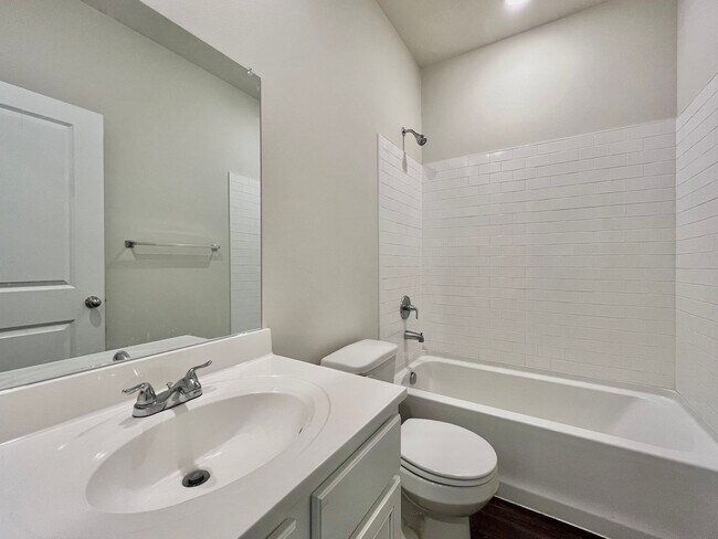 Building Photo - 202 S Rainbow Dr