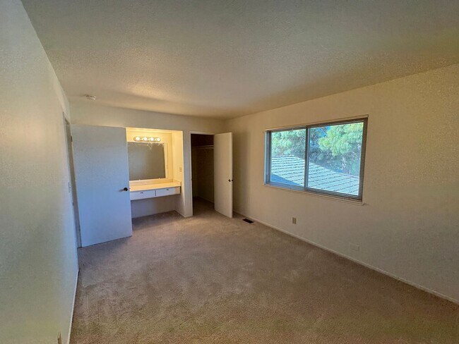 Building Photo - 2 Bedroom, 1 Bath in desirable neighborhood, Capitola