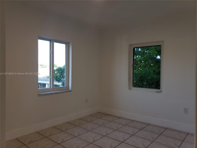 Building Photo - 3640 SW 14th St
