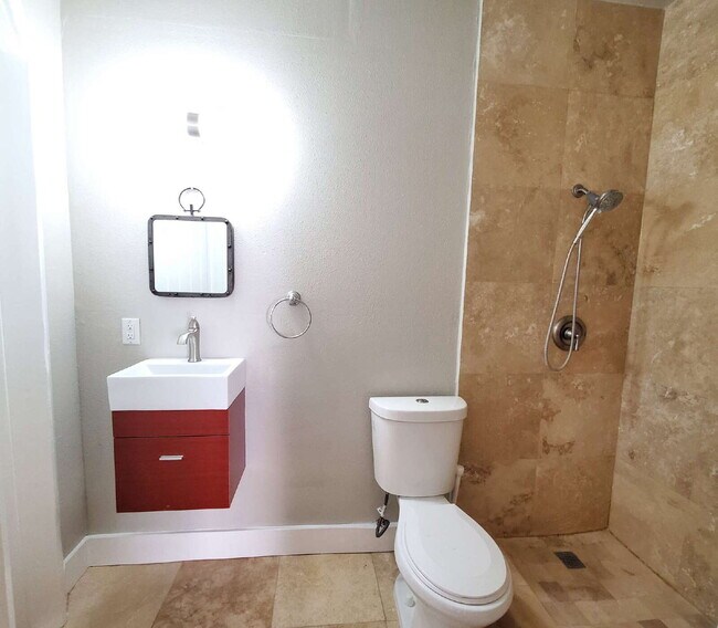 Building Photo - Modern 2-Bed / 2-Bath in Dignowity Hill with Off-Street Parking