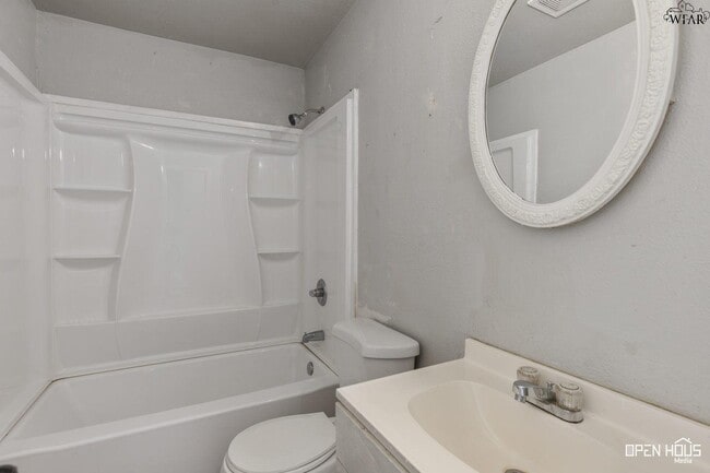 Building Photo - 1411 Deville St