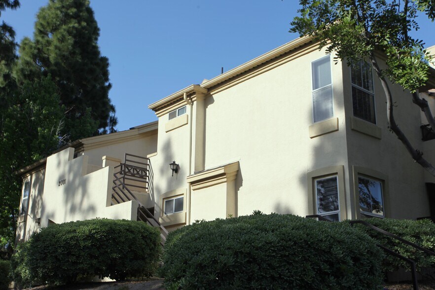 Building Photo - 2001 Lakeridge Cir