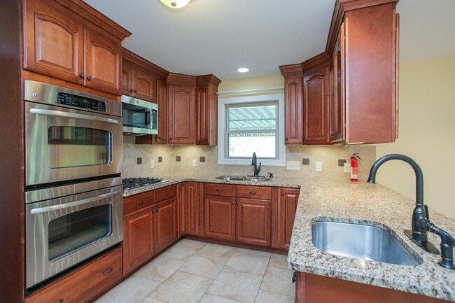 Building Photo - 2425 Mansker Dr