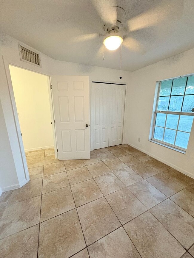 Building Photo - Charming Single-Family Home for Rent in Lehigh Acres