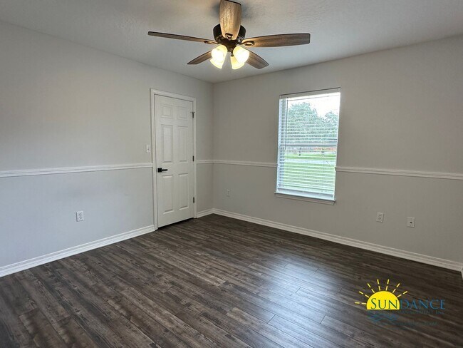 Building Photo - Pet Friendly Charming 3-Bedroom Home in Navarre!