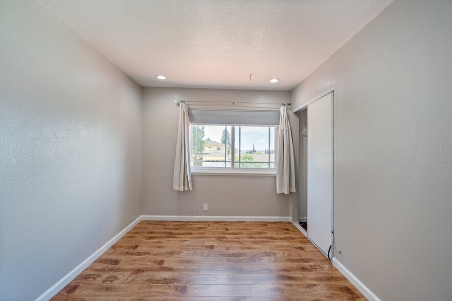 Building Photo - 3661 Slopeview Dr