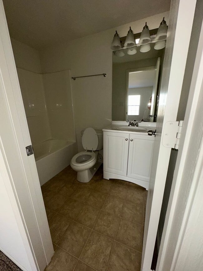 Building Photo - 5 Grn Mdws Rd