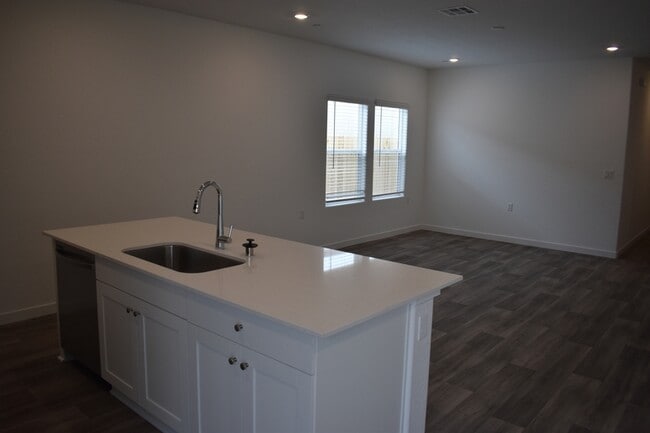 Building Photo - 4472 N San Miguel Ave