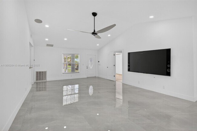 Building Photo - 5276 Pine Tree Dr