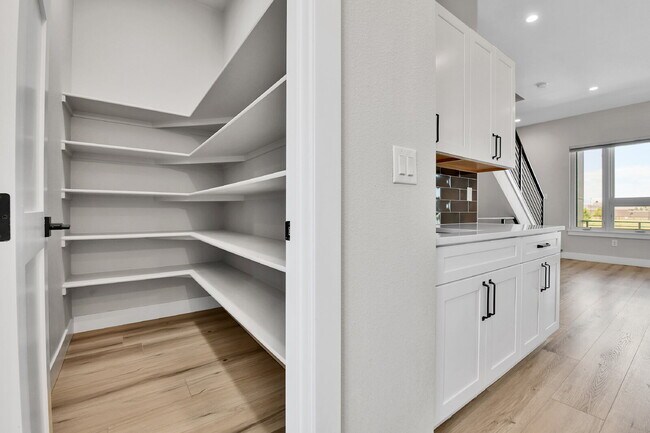 Building Photo - $2,895.00 - 2 Bed, 2.5 Bath Townhome in Prime Denver Location!