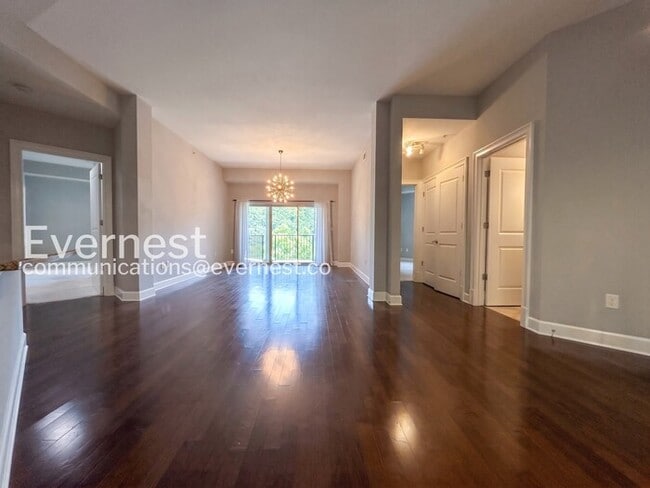 Building Photo - 3 Bed/2.5 Bath Condo with Modern Amenities / Available Now!