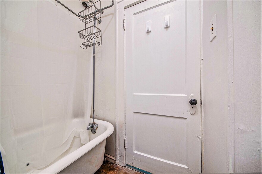 Building Photo - 624 Michigan St NE