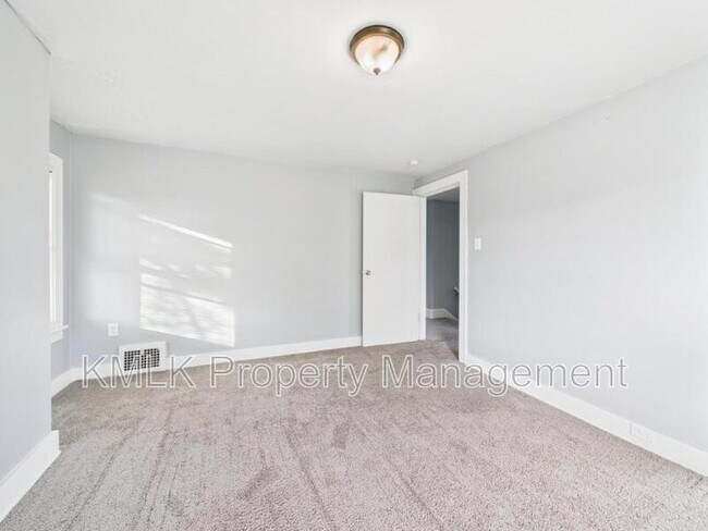 Building Photo - 903 Donald Ave