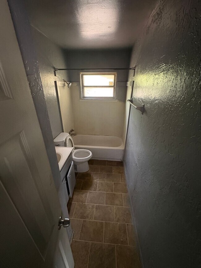 Building Photo - 3057 Amherst St