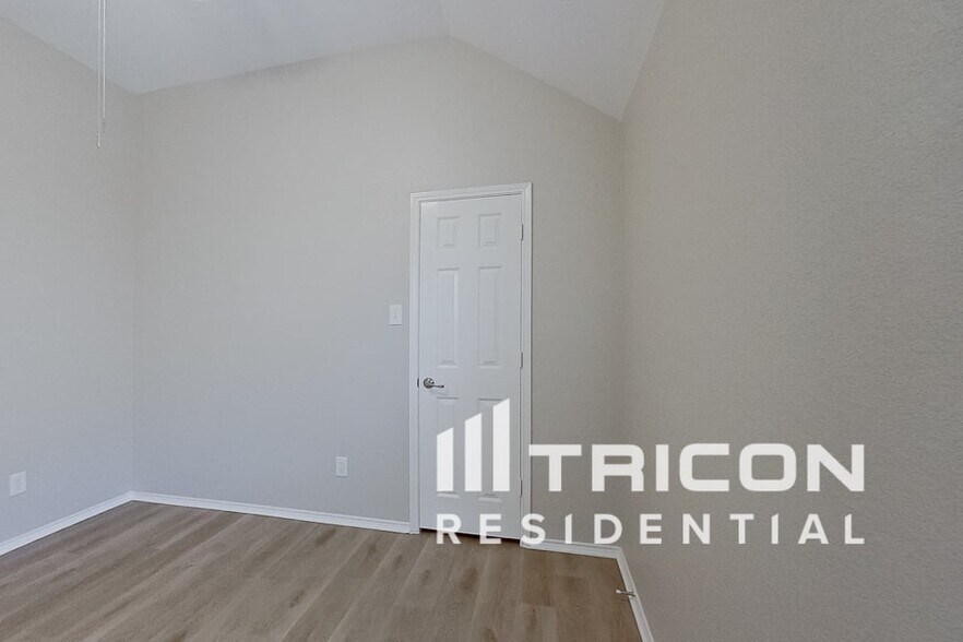 Building Photo - 2213 Wakecrest Dr