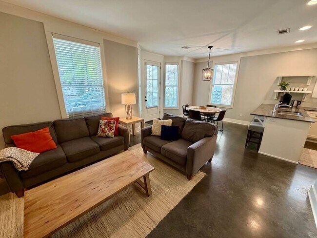 Building Photo - 306 W 6th St