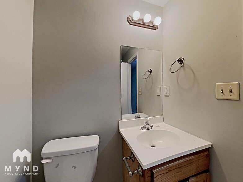 Building Photo - 612 15th Ct NW