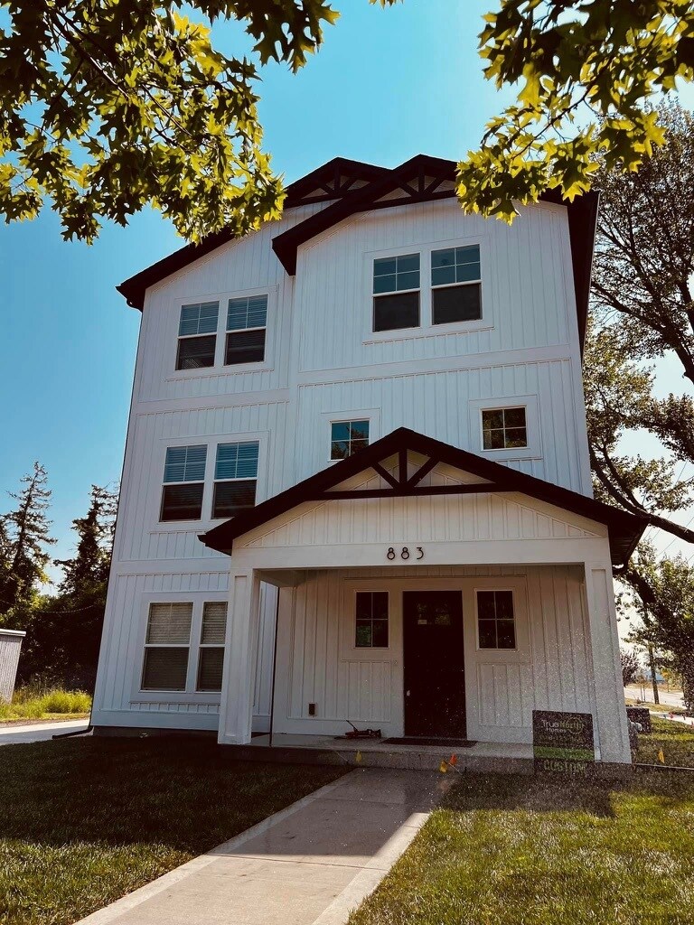 Building Photo - 883 St Joseph St