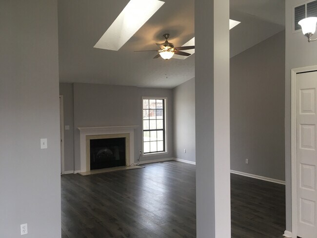 Building Photo - Beautifully Renovated 3 Bedroom 2 Bath Hou...