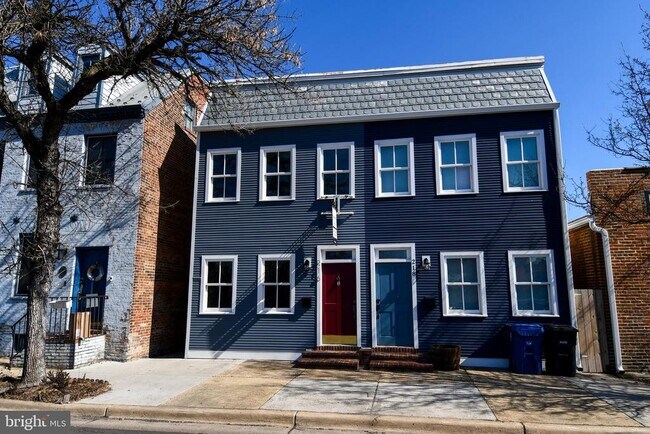 Building Photo - 216 S Henry St