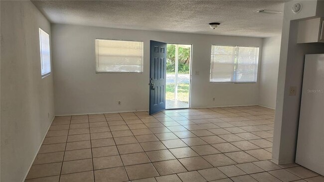 Building Photo - 565 3rd Ave