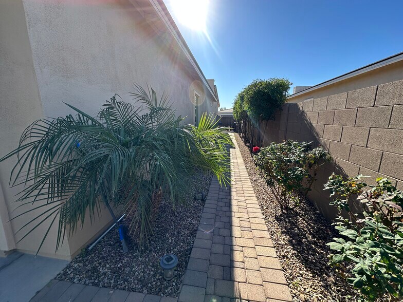 Building Photo - 1140 E Cherrywood Pl