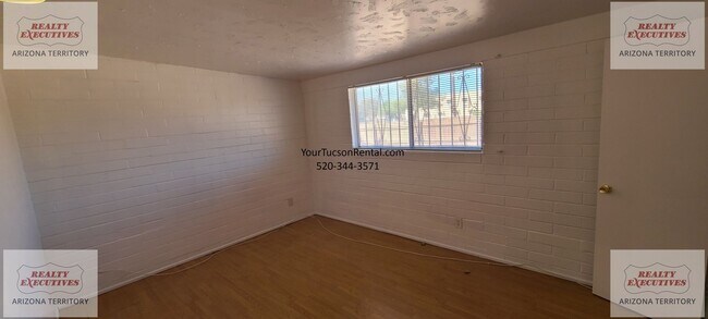 Building Photo - 29th St & Craycroft Rd area 2/2 with yard & A/C System