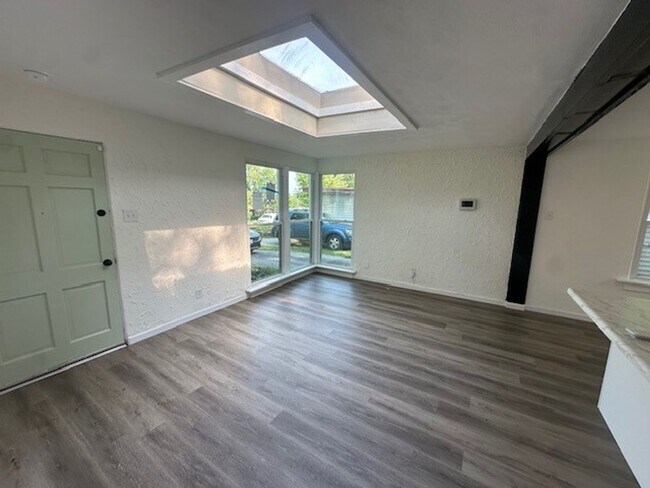 Building Photo - Chic, Sunlit & Move-In Ready – $500 off 1s...