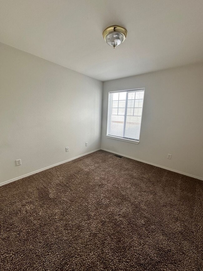 Building Photo - Lovely 3 Bedroom Apartment- Close to Schools/Parks!