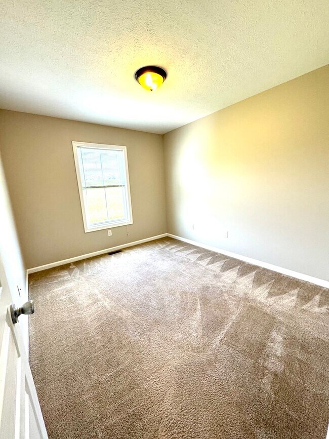 Building Photo - Town House For Rent