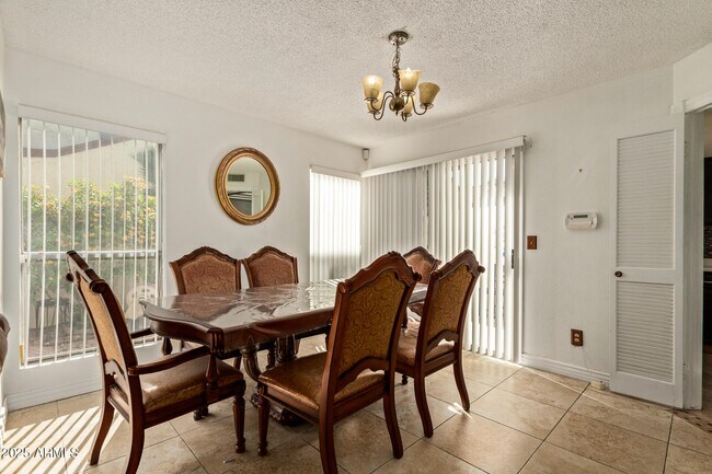 Building Photo - 501 E Topeka Dr