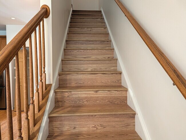 Building Photo - 2542 Golf Ridge Cir