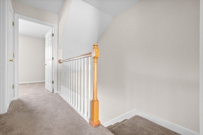 Building Photo - 3bed 2 bath with Bonus close to Fort Campbell and I-24.