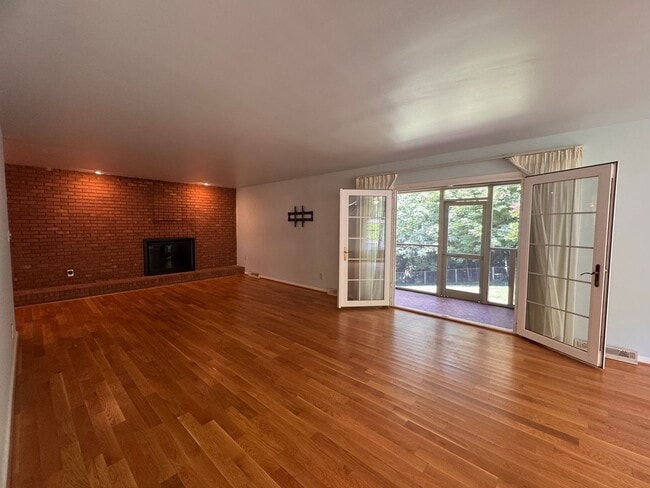 Building Photo - 4 Bedroom Jamestown Beauty!