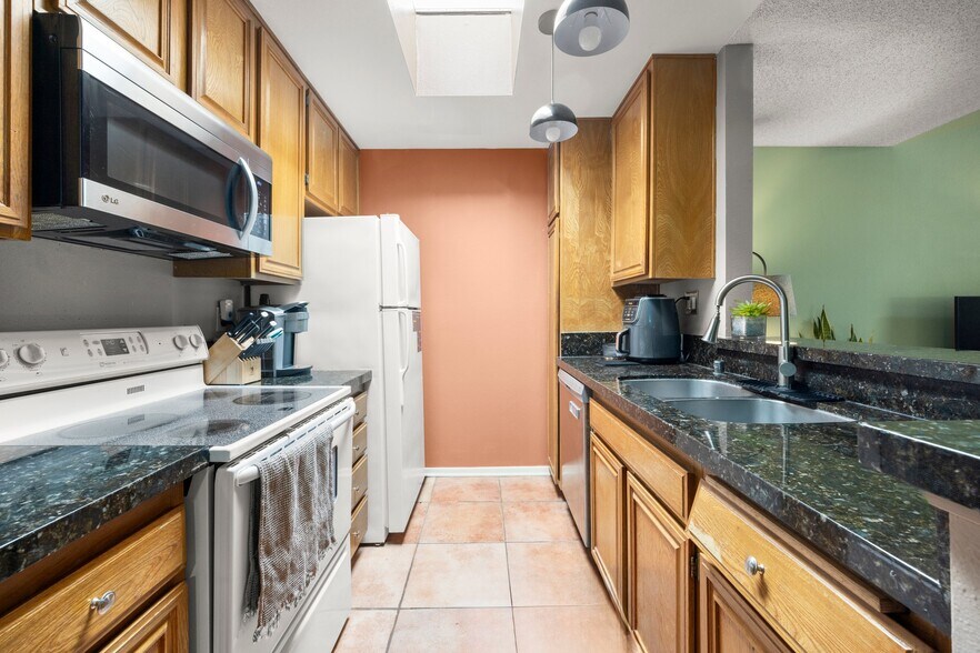 Building Photo - 898 Temple Ter