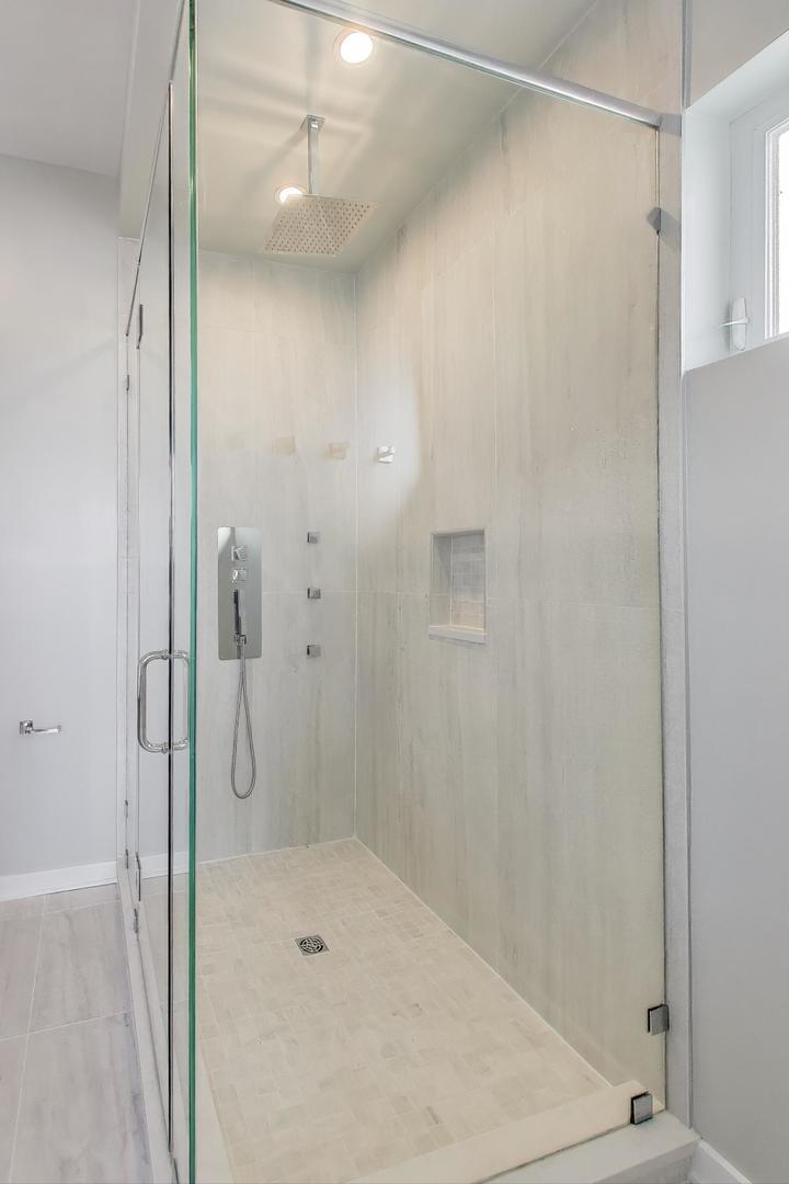 Building Photo - 1708 W Cermak Rd