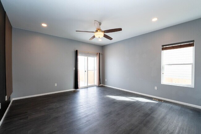 Building Photo - 575 Solano Dr