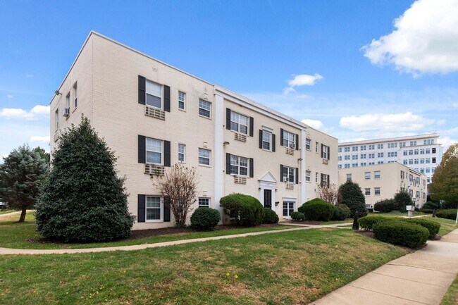 Building Photo - Plug and Play Luxury Condo Next to the Metro: Parking & Utilities Included